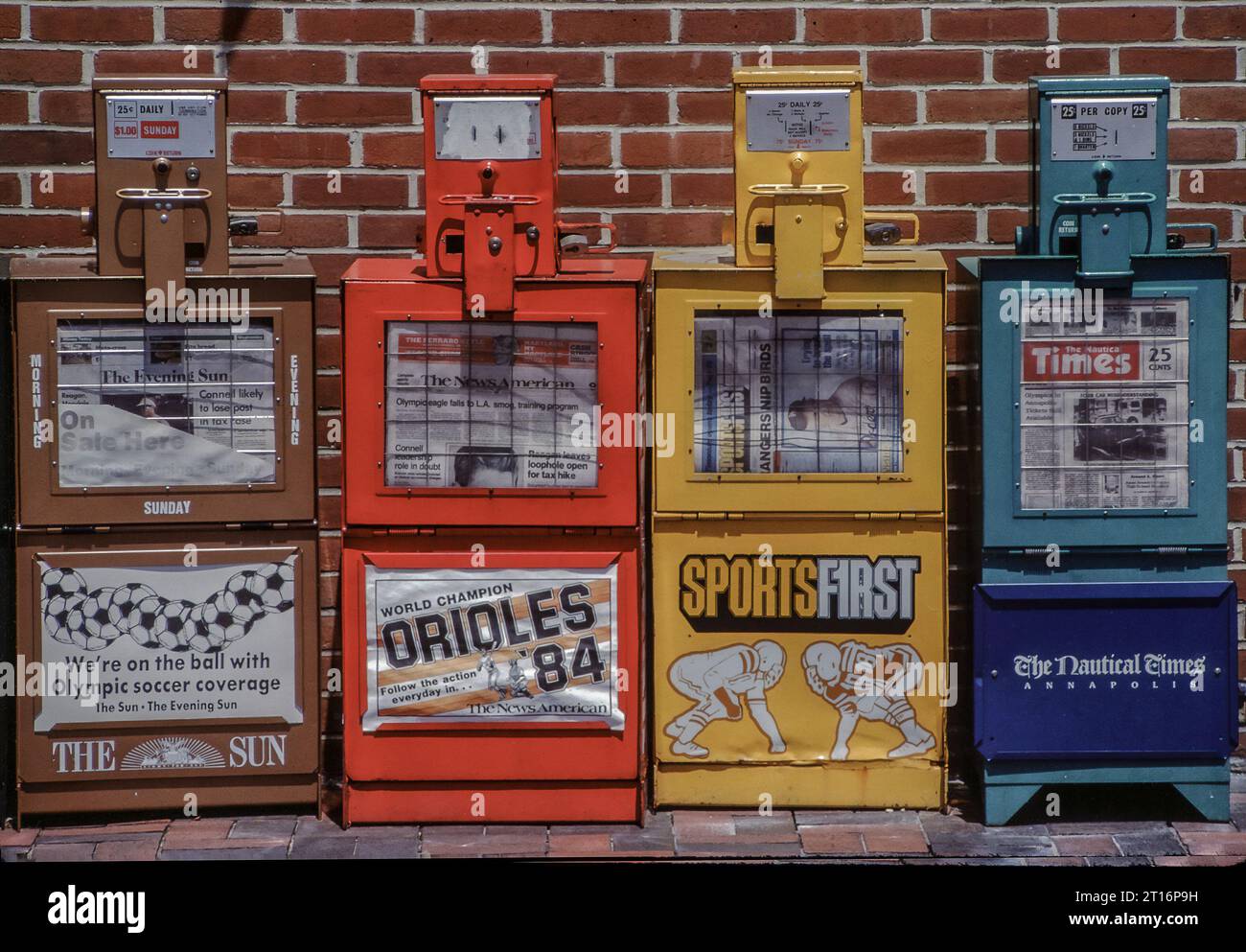 Zeitungsautomaten im Jahr 1984 Stockfoto