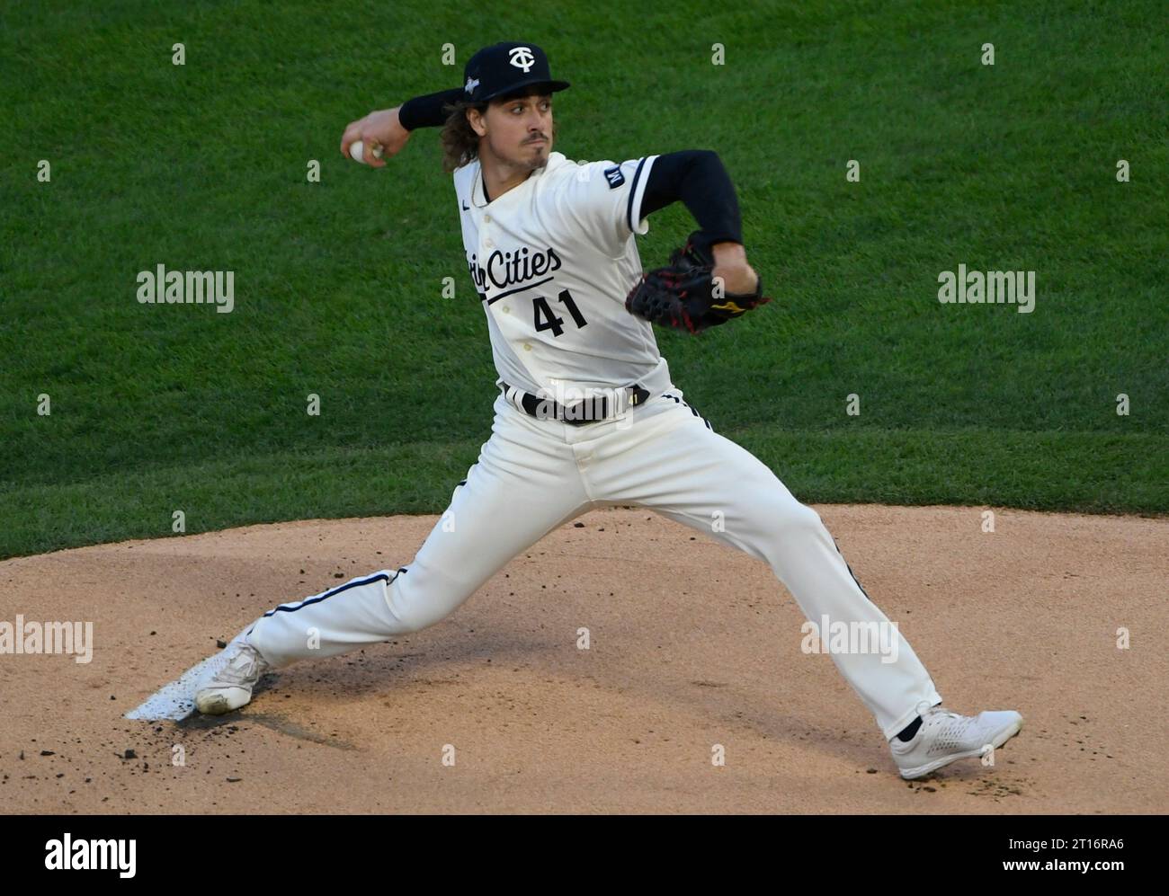 Minneapolis, Usa. Oktober 2023. Joe Ryan wirft im ersten Inning gegen die Houston Astros im vierten Spiel einer MLB American League Division Series im Target Field in Minneapolis am Mittwoch, den 11. Oktober 2023. Foto: Craig Lassig/UPI. Quelle: UPI/Alamy Live News Stockfoto