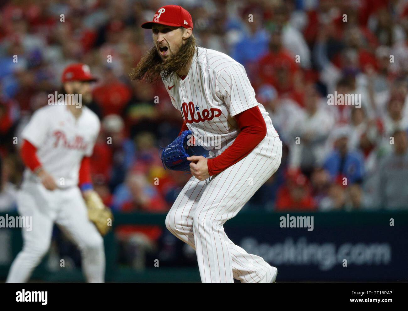 Philadelphia, Usa. Oktober 2023. Philadelphia Phillies Relief Pitcher Matt Strahm reagiert im sechsten Inning gegen die Atlanta Braves im dritten Spiel einer MLB National League Division Series im Citizens Bank Park in Philadelphia am Mittwoch, den 11. Oktober 2023. Foto: Laurence Kesterson/UPI Credit: UPI/Alamy Live News Stockfoto