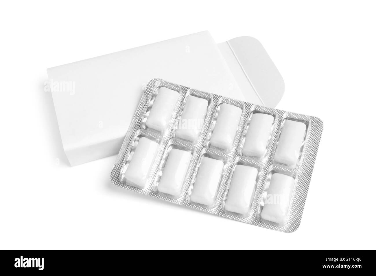 Packung und Blisterpackung mit Kaugummi isoliert auf weiß Stockfoto