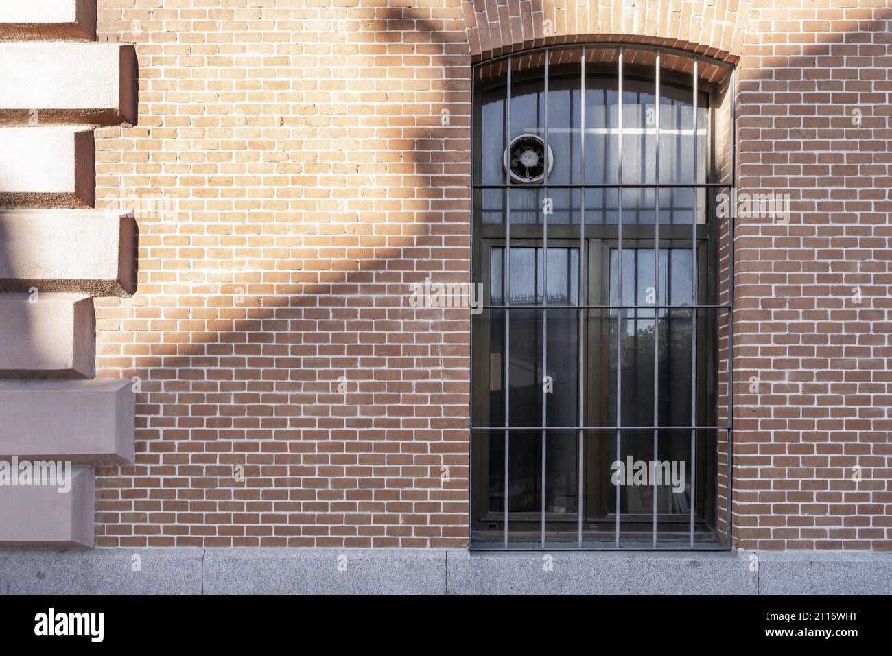 Ein großes Fenster mit dunklen Aluminiumschiebern dahinter Stockfoto Ein großes Fenster mit dunklen Aluminiumschiebern dahinter Stockfoto
