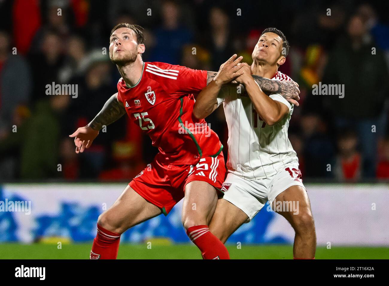 Joe Low aus Wales und Tjay de Barr aus Gibraltar kämpfen um ihre Position während des Internationalen Freundschaftsspiels Wales gegen Gibraltar in Stok CAE Ras, Wrexham, Vereinigtes Königreich, 11. Oktober 2023 (Foto: Craig Thomas/News Images) in , am 10.11.2023. (Foto: Craig Thomas/News Images/SIPA USA) Stockfoto