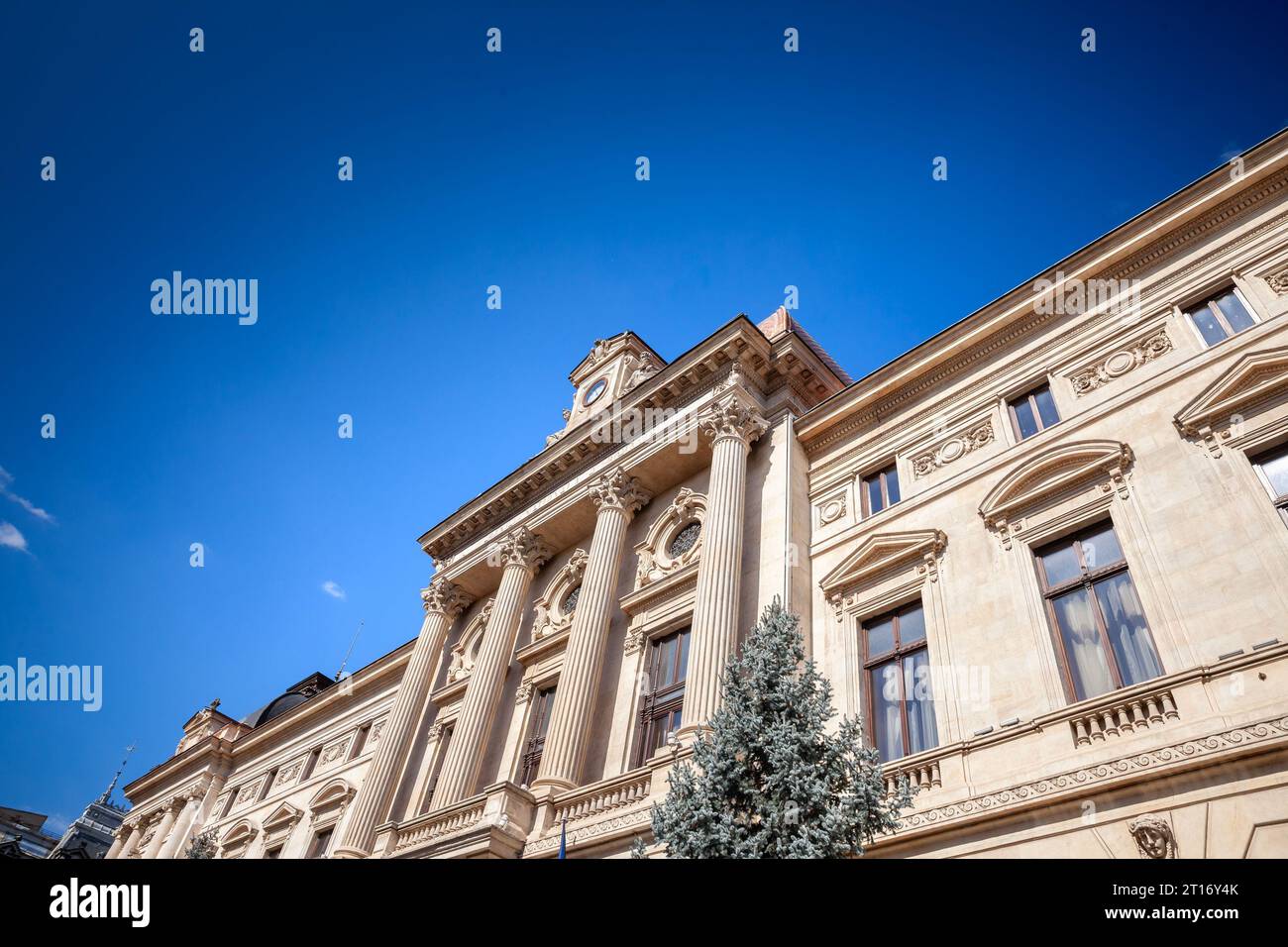 Abbildung der Hauptfassade des Sitzes der rumänischen Zentralbank, der rumänischen Nationalbank, auch bekannt als Banca Nationala a Romaniei. Die Stockfoto