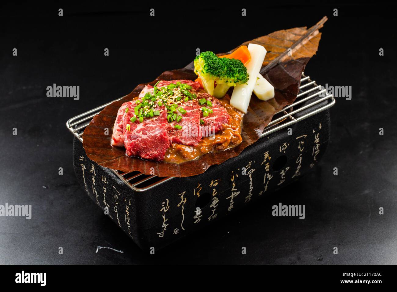 Holzkohle gegrilltes Hida-Rindfleisch auf Hoba Miso, japanisches lokales Gericht, gegrillte Magnolienblätter Stockfoto