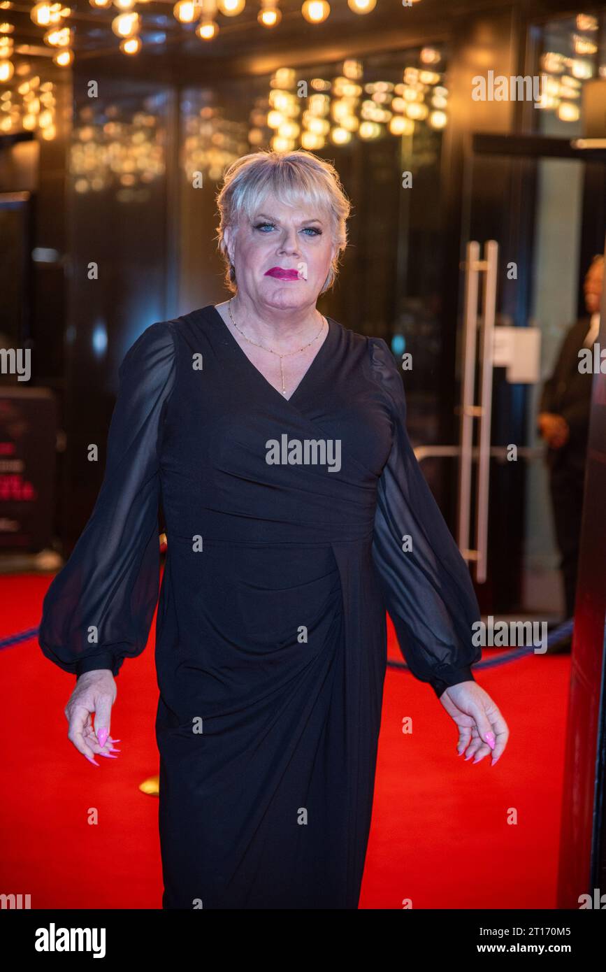 London, Großbritannien. Oktober 2023. Suzy Eddie Izzard nimmt an der Doctor Jekyll World Premiere am Odeon Luxe Leicester Square Teil. (Foto: Loredana Sangiuliano/SOPA Images/SIPA USA) Credit: SIPA USA/Alamy Live News Stockfoto