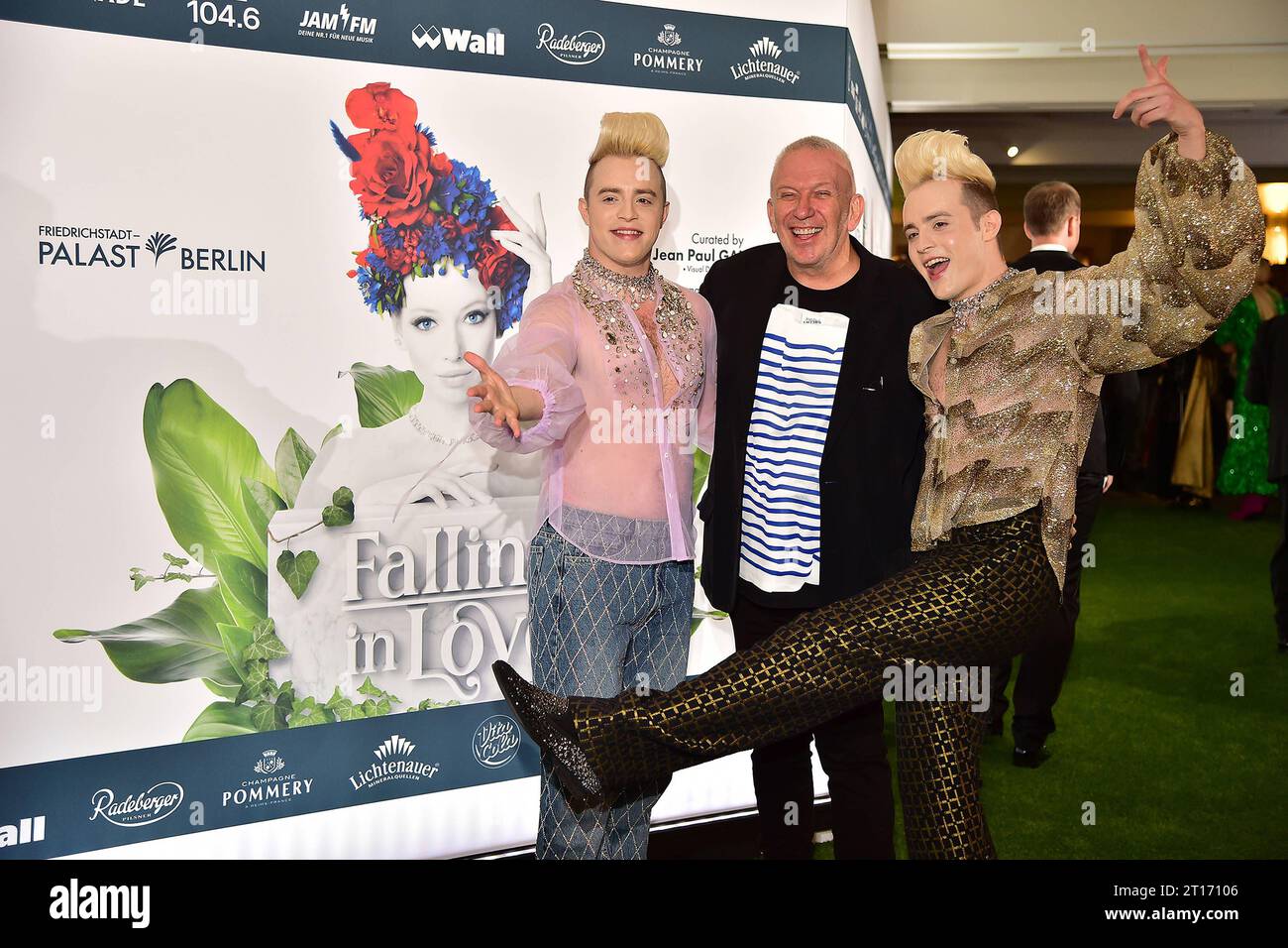 Weltpremiere FALLING IN LOVE Grand Show Jean Paul Gaultier mit den Jedward Zwillingen John Grimes und Edward Grimes Ankunft, roter Teppich zur Weltpremiere FALLING IN LOVE Grand Show.im Friedrichstadt-Palast in Berlin, am 11.10.2023 *** Weltpremiere FALLING IN LOVE Grand Show Jean Paul Gaultier mit den Jedward-Zwillingen John Grimes und Edward Grimes Ankunft, roter Teppich für die Weltpremiere FALLING IN LOVE Grand Show im Friedrichstadt Palast in Berlin, 11 10 2023. Photopress Mueller Credit: Imago/Alamy Live News Stockfoto