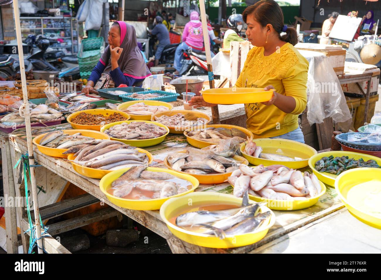 Lage auf dem traditionellen Fischmarkt. Fischverkäufer handeln mit potenziellen Käufern über Preise. Ein Fischmarkt ist ein Fischmarkt. Stockfoto