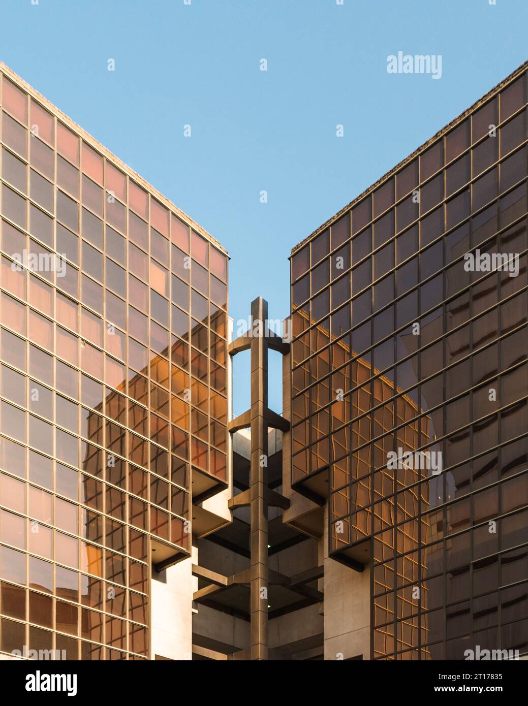 Symmetrische Glasfassadenarchitektur Stockfoto