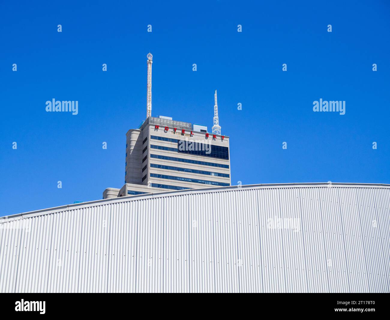 Abstraktes Foto von Kapstadts Hotel Sky aus einem Taxi. Stockfoto