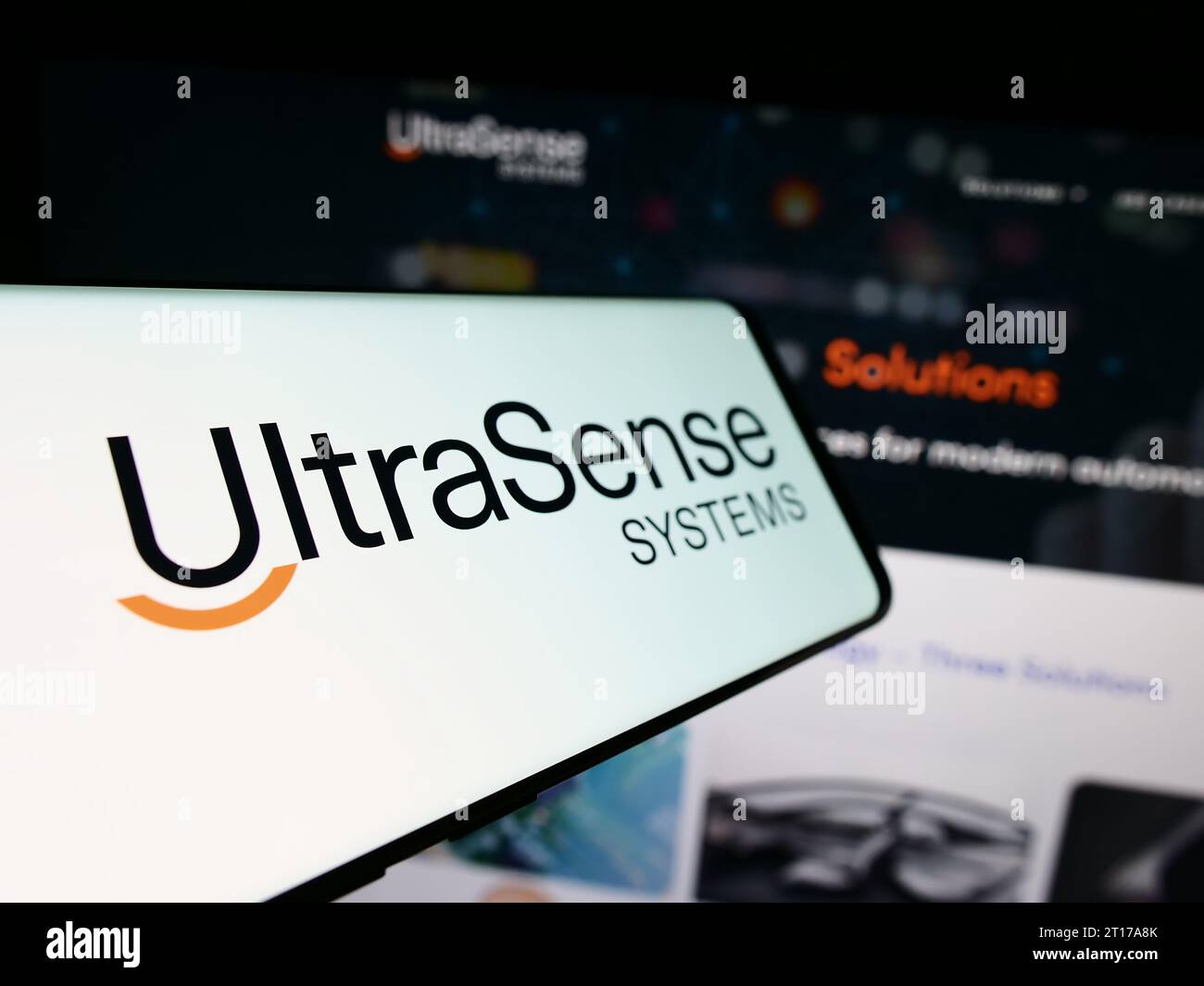 Mobiltelefon mit Logo des amerikanischen Sensortechnologie-Unternehmens UltraSense Systems Inc. Vor der Website. Fokussieren Sie sich auf die linke Mitte des Telefondisplays. Stockfoto