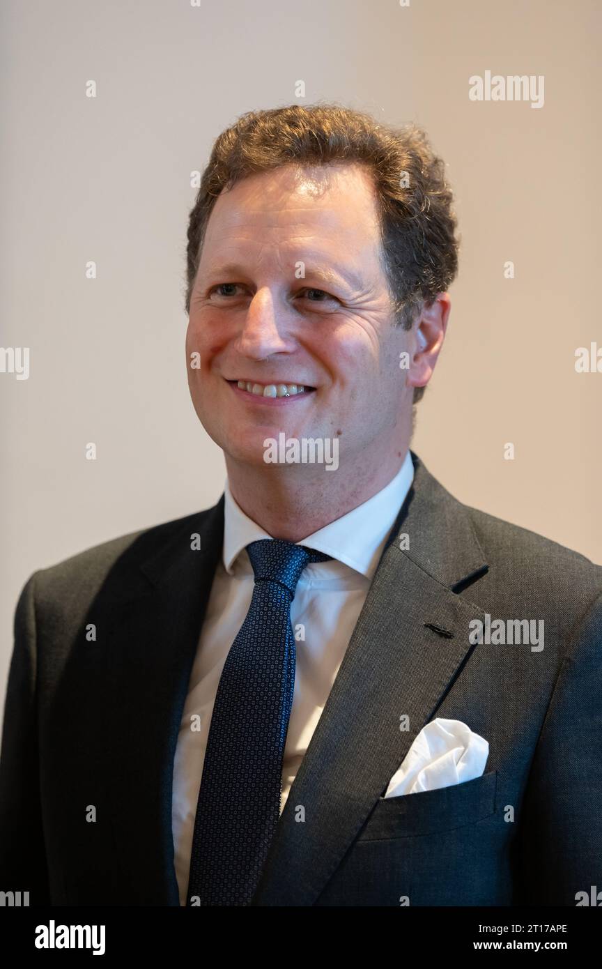 Insel Mainau, Deutschland. Oktober 2023. Georg Friedrich Prinz von Preußen steht während einer Fotosession auf der Burg auf der Insel Mainau. Quelle: Silas Stein/dpa/Alamy Live News Stockfoto