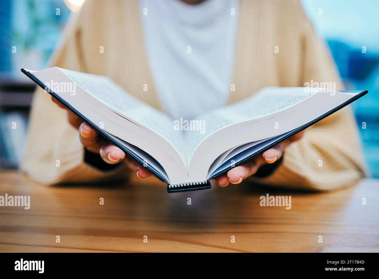 Frau, Bibelstudium und Lesen mit Händen, Gott und Anbetung für Religion, Geistliche und Kirche. Christlich, glaube und Erziehung für christus, glaube und Stockfoto