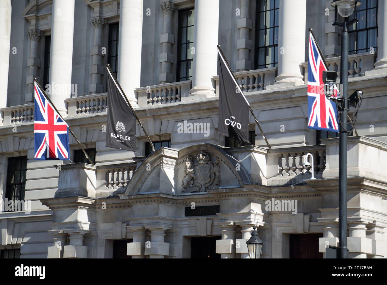 Eintritt zum Raffles Hotel im OWO, Whitehall, London, Großbritannien Stockfoto