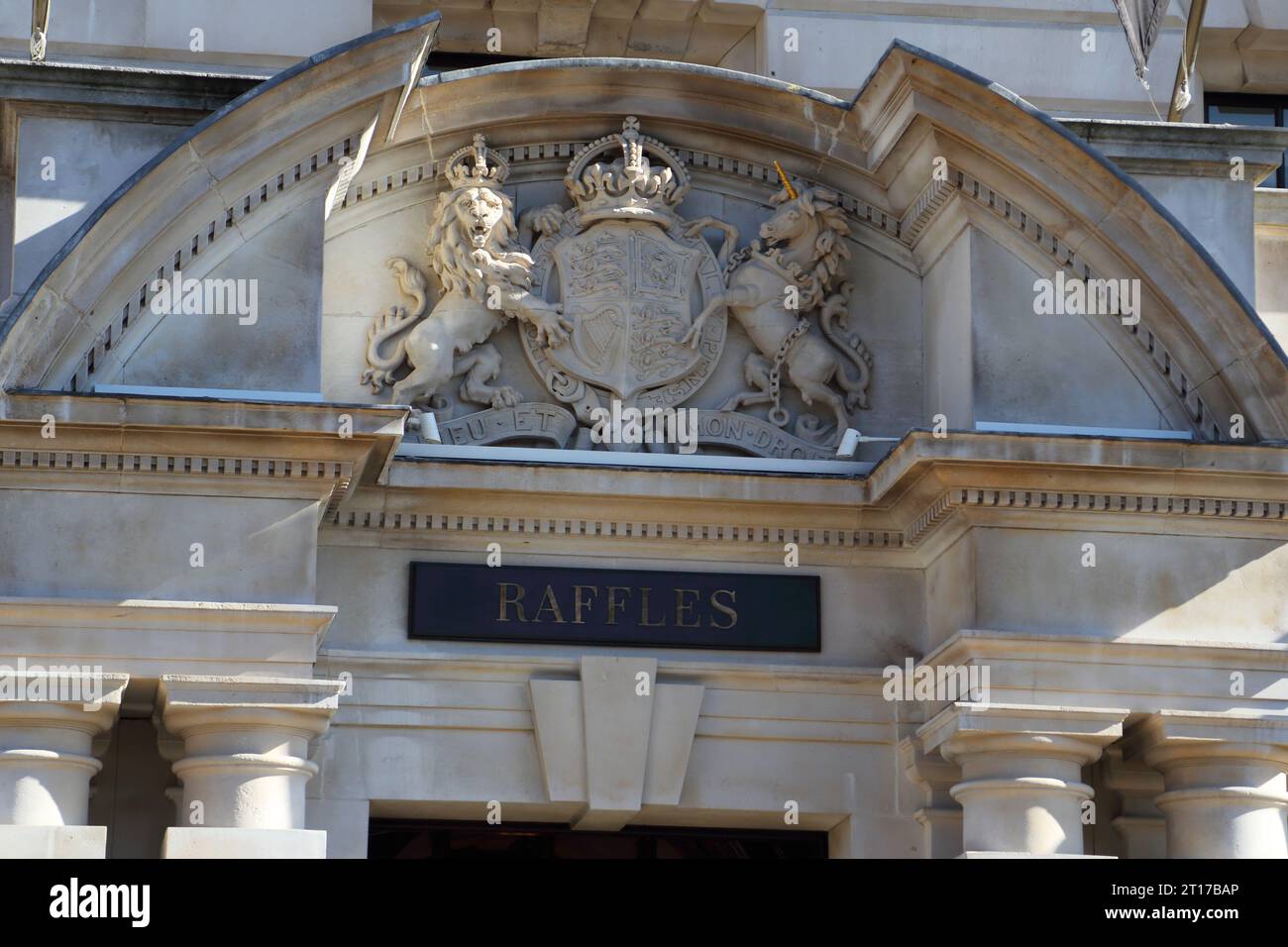 Eintritt zum Raffles Hotel im OWO, Whitehall, London, Großbritannien Stockfoto