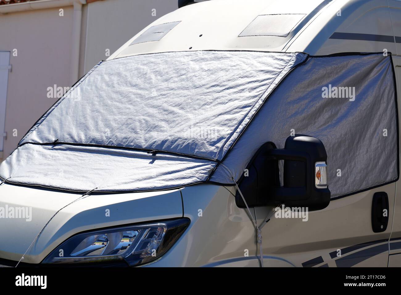 VW Transporter T5 Transporter mit einer Windschutzscheibe Abdeckung  Stockfotografie - Alamy