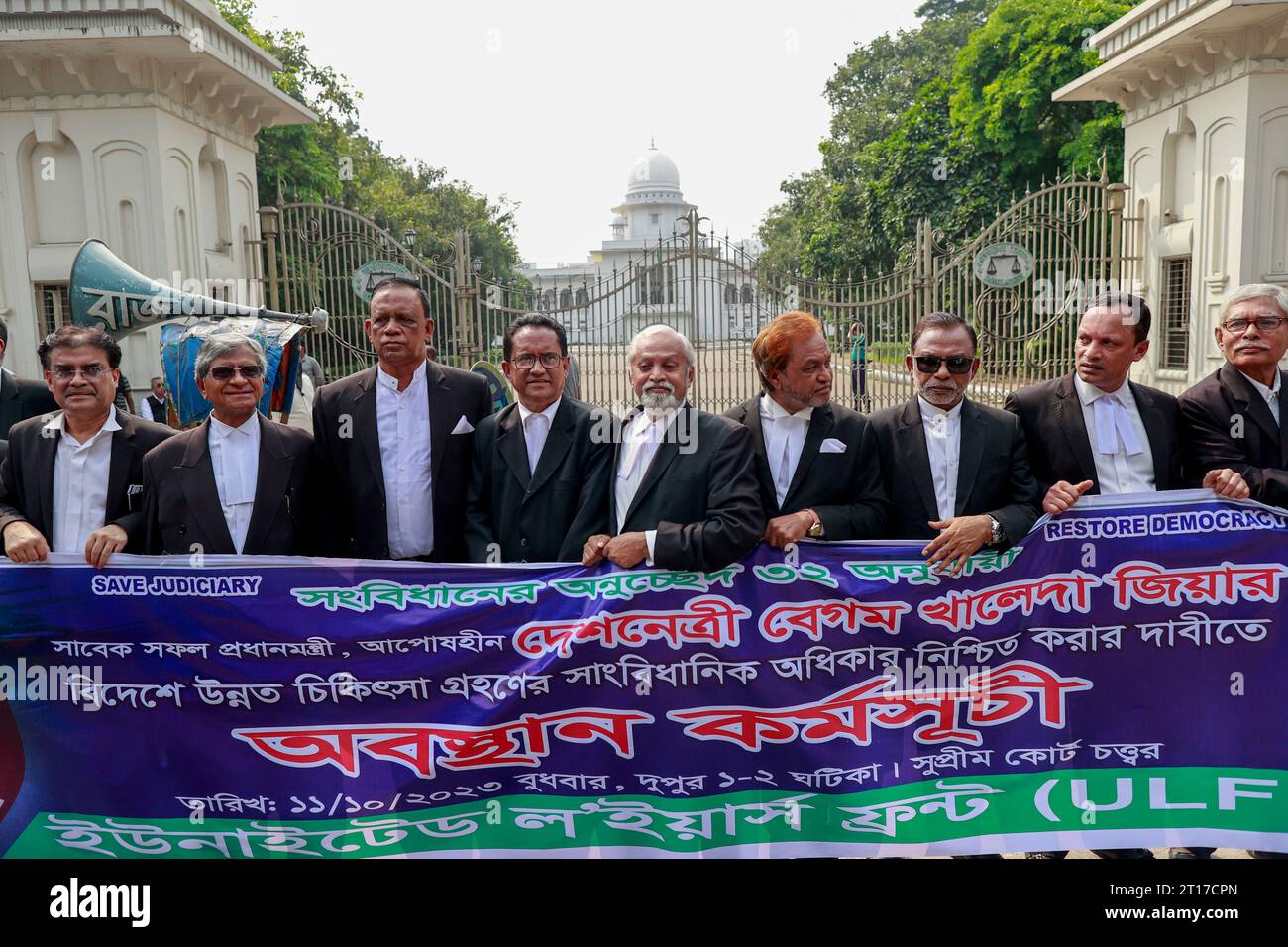 Dhaka, Bangladesch, 11. Oktober 2023. Pro-BNP-Anwälte versammelten sich zu einem Protest und bildeten eine Menschenkette vor dem Obersten Gerichtshof und forderten, dass Khaleda Zia, Vorsitzender der BNP (Bangladesch Nationalist Party), das verfassungsmäßige Recht auf eine fortgeschrittene Behandlung im Ausland, am 11. Oktober 2023 in Dhaka, Bangladesch, bestätigt wird. Khaleda Zia wurde in das Old Dhaka Zentralgefängnis gebracht, sie wurde am 8. Februar 2018 in einem Fall des Zia Waisenhaus Trust von einem unteren Gericht verurteilt. Am 25. März 2020 wurde die BNP-Chefin auf Befehl der Exekutive aus dem Gefängnis entlassen, unter Berücksichtigung ihres Alters und ihres humanitären Grundes Stockfoto