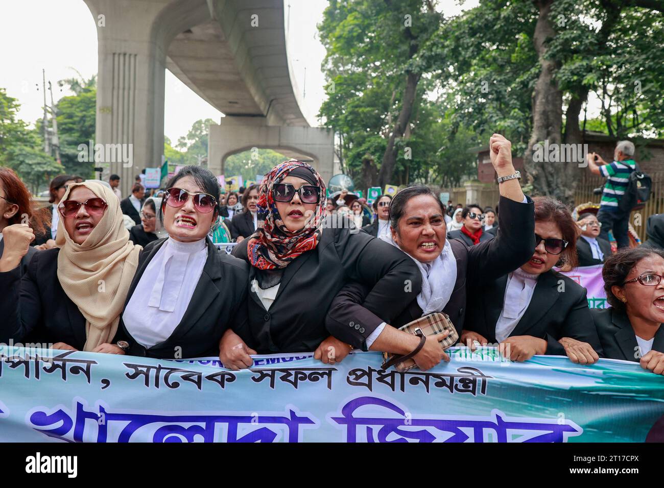 Dhaka, Bangladesch, 11. Oktober 2023. Pro-BNP-Anwälte versammelten sich zu einem Protest und bildeten eine Menschenkette vor dem Obersten Gerichtshof und forderten, dass Khaleda Zia, Vorsitzender der BNP (Bangladesch Nationalist Party), das verfassungsmäßige Recht auf eine fortgeschrittene Behandlung im Ausland, am 11. Oktober 2023 in Dhaka, Bangladesch, bestätigt wird. Khaleda Zia wurde in das Old Dhaka Zentralgefängnis gebracht, sie wurde am 8. Februar 2018 in einem Fall des Zia Waisenhaus Trust von einem unteren Gericht verurteilt. Am 25. März 2020 wurde die BNP-Chefin auf Befehl der Exekutive aus dem Gefängnis entlassen, unter Berücksichtigung ihres Alters und ihres humanitären Grundes Stockfoto