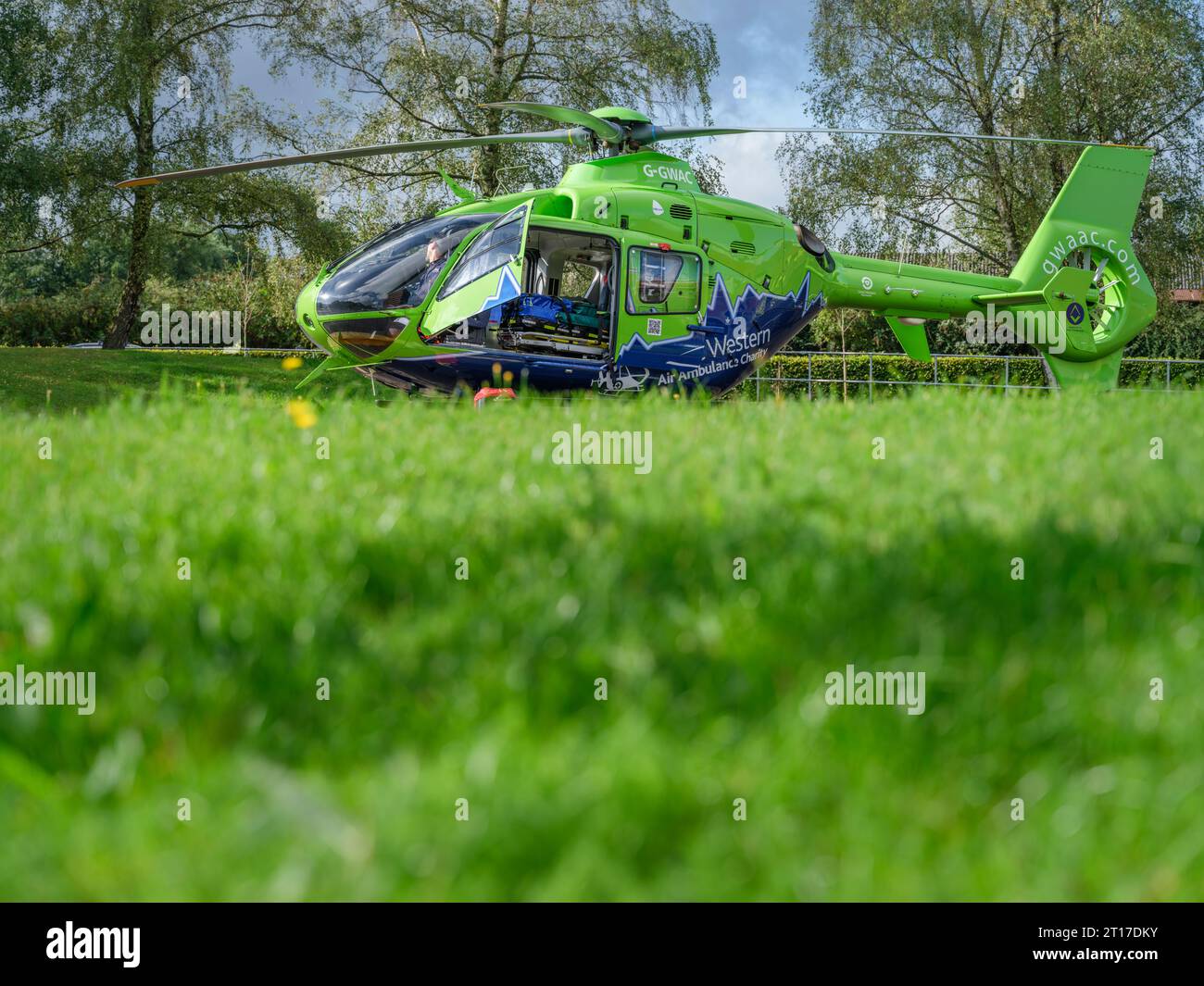 Die Great Western Air Ambulance bereitet sich vor dem Gloucester Royal Hospital auf den Start vor. Der hellgrüne und blaue Hubschrauber, Rufschild Hel Stockfoto