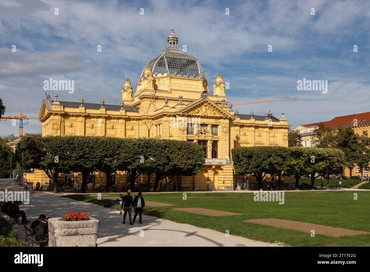 Der Kunstpavillon in Zagreb während eines farbenfrohen Sonnenaufgangs wurde 1899 erbaut und befindet sich auf dem Lenuci Hufeisen in der Unterstadt auf dem König-Tomislav-Platz Stockfoto