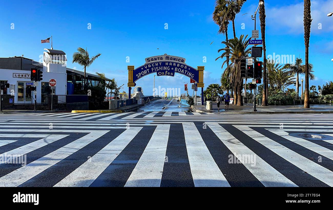 Santa Monica, USA; 16. Januar 2023: Fußgängerüberquerung zum berühmten Santa Monica Pier, einem sehr nahen und bekannten Ort in Los A Stockfoto