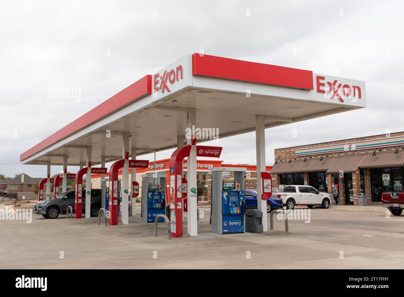 Texas, USA. Oktober 2023. Dieses Foto vom 11. Oktober 2023 zeigt eine Exxon-Tankstelle in Plano, am Stadtrand von Dallas, Texas, USA. Exxon Mobil gab am Mittwoch bekannt, dass er Pioneer Natural Resources, ein Schieferbohrunternehmen, für 59,5 Milliarden US-Dollar kaufte, um seine Ölproduktion in West Texas auszubauen. Quelle: Dan Tian/Xinhua/Alamy Live News Stockfoto