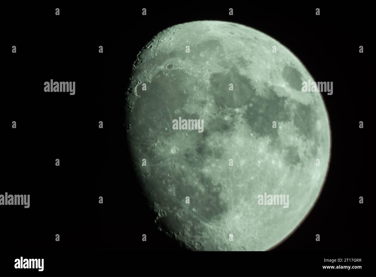 Der wachsende Mond, aufgenommen mit einem Nikon D7200, das an einem Teleskop befestigt ist Stockfoto