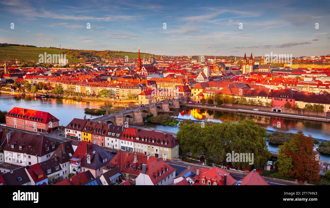 Würzburg, Deutschland. Antenne Stadtbild Bild von Würzburg mit alten Main Brücke über den Fluß während der schönen Herbst Sonnenuntergang. Stockfoto