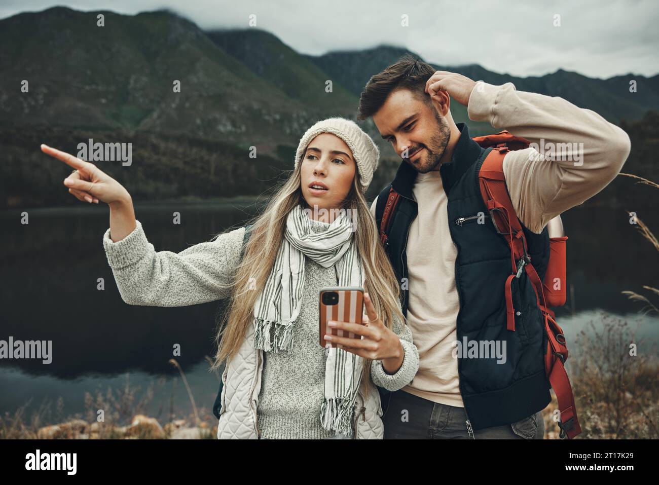 Wandern, Angst und verlorenes Paar mit einem Telefon in der Natur für Richtung, Karte oder Navigation mit Stress. Rucksackreisen, Reisen und Menschen mit Smartphone Stockfoto