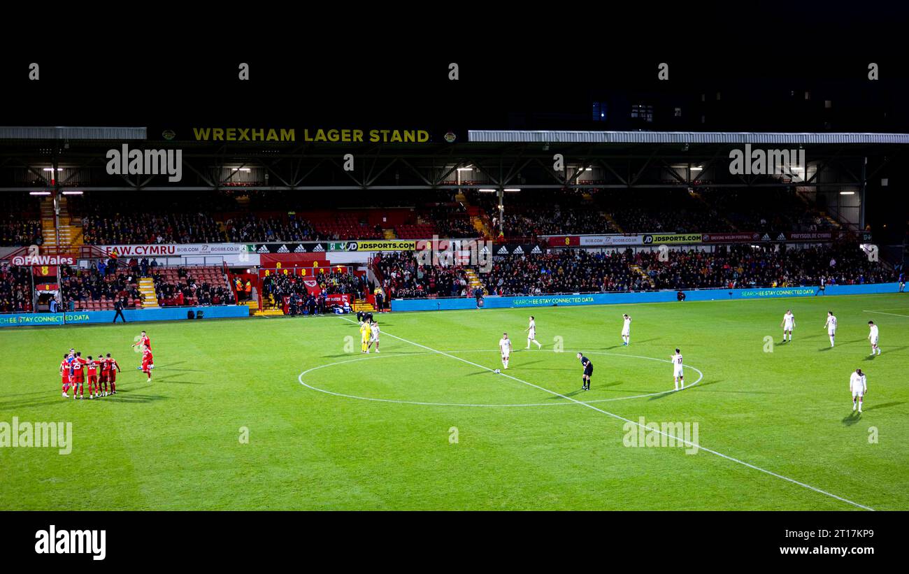 Wrexham, Großbritannien. Oktober 2023. Die Teams stehen vor dem Start an. Wales gegen Gibraltar in einem internationalen Freundschaftsspiel auf dem Rennplatz am 11. Oktober 2023. Quelle: Lewis Mitchell/Alamy Live News Stockfoto