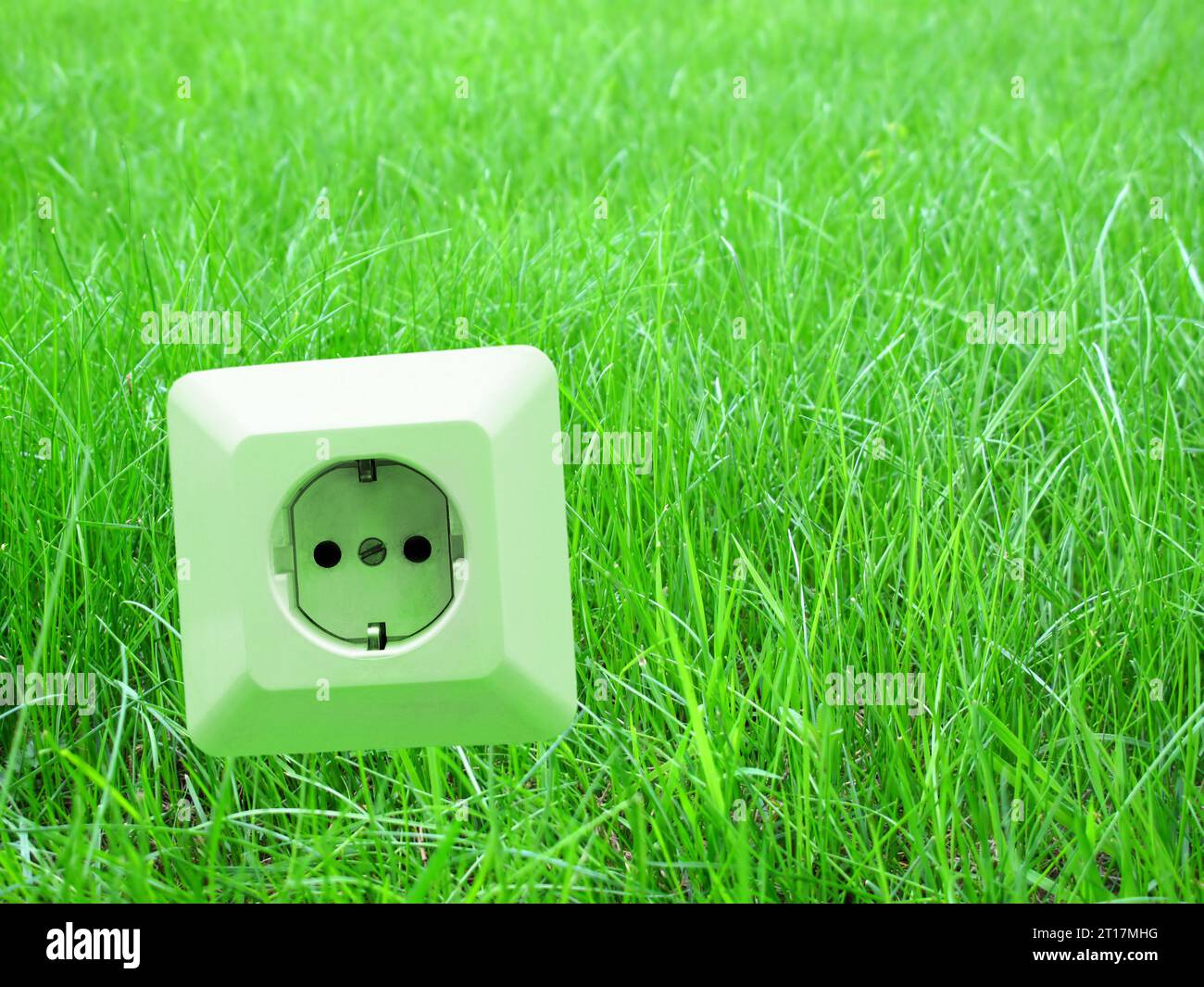 Energiekonzept-Auslass im Gras Stockfoto