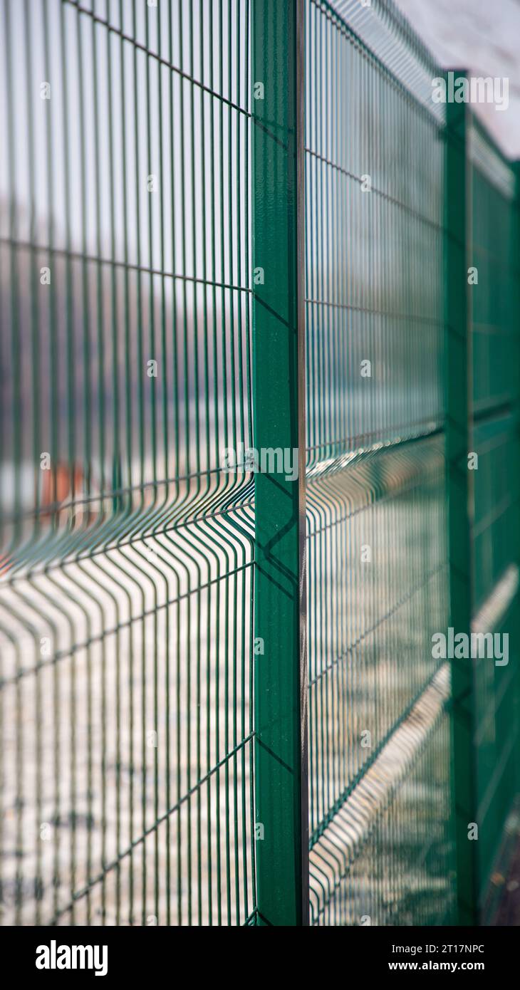 Grüner Zaun auf der Baustelle Stockfoto