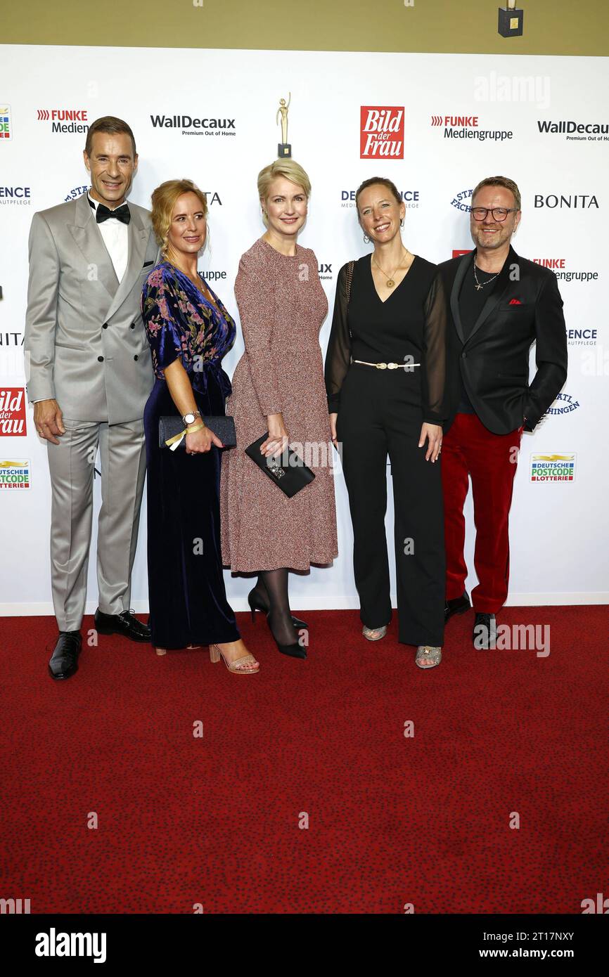 Goldene Bild der Frau in Hamburg Kai Pflaume, Julia Becker, Manuela Schwesig, Nora Mary und Niklas Jakob Wilcke, Verleihung der Goldenen Bild der Frau in der Neuen Flora, Hamburg, 11.10.2023 *** Goldenes Bild der Frau in Hamburg Kai Pflaume, Julia Becker, Manuela Schwesig, Nora Mary und Niklas Jakob Wilcke, Verleihung des Goldenen Bildes der Frau in der neuen Flora, Hamburg, 11 10 2023 Copyright: xEventpressxBecherx Stockfoto