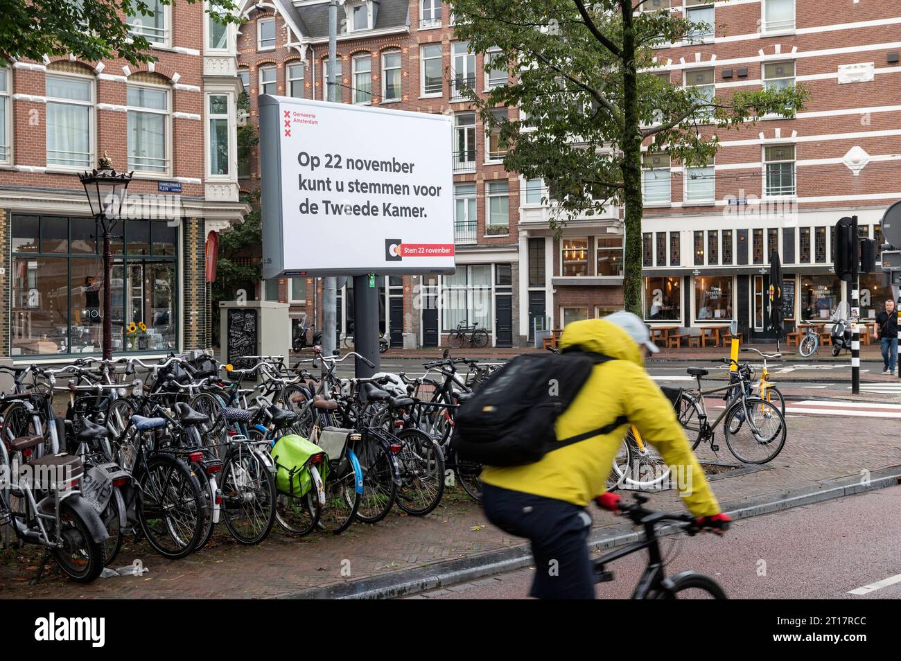 Amsterdam, Niederlande. Oktober 2023. Meter hohe Plakatwand auf dem Amsterdamer Haarlemmerplein, die die bevorstehenden Parlamentswahlen ankündigt. Die Niederländer werden am 22. November nach dem Fall der Regierung Rutte IV zu den Wahlen gehen, um für ein neues parlament zu stimmen Viele niederländische Politiker verlassen die Arena und mit Umfragen, die darauf hindeuten, dass eine wesentliche Veränderung erwartet wird. tweede, kamer, verkiezingen, 2de, Abri, Poster, Kredit: Imago/Alamy Live News Stockfoto