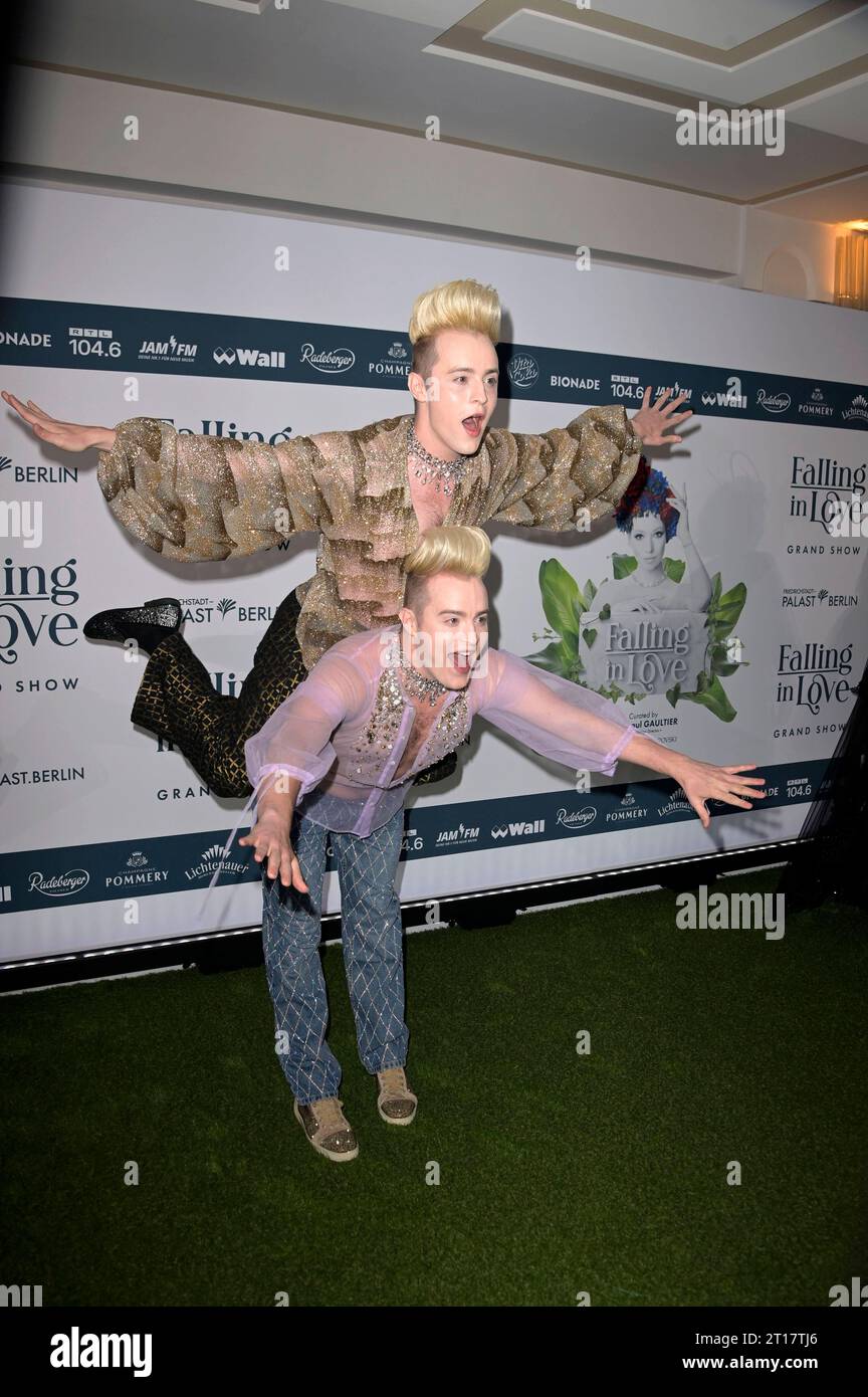 John Paul Henry Daniel Richard Grimes und Edward Peter Anthony Kevin Patrick Grimes von Jedward bei der Weltpremiere der Falling in Love Grand Show 2023 im Friedrichstadt-Palast. Berlin, 11.10.2023 *** John Paul Henry Daniel Richard Grimes und Edward Peter Anthony Kevin Patrick Grimes von Jedward bei der Uraufführung der Falling in Love Grand Show 2023 im Friedrichstadt Palast Berlin, 11 10 2023 Foto:XF.xKernx/xFuturexImagex Falling 3076 Credit: Imago/Alamy Live News Stockfoto