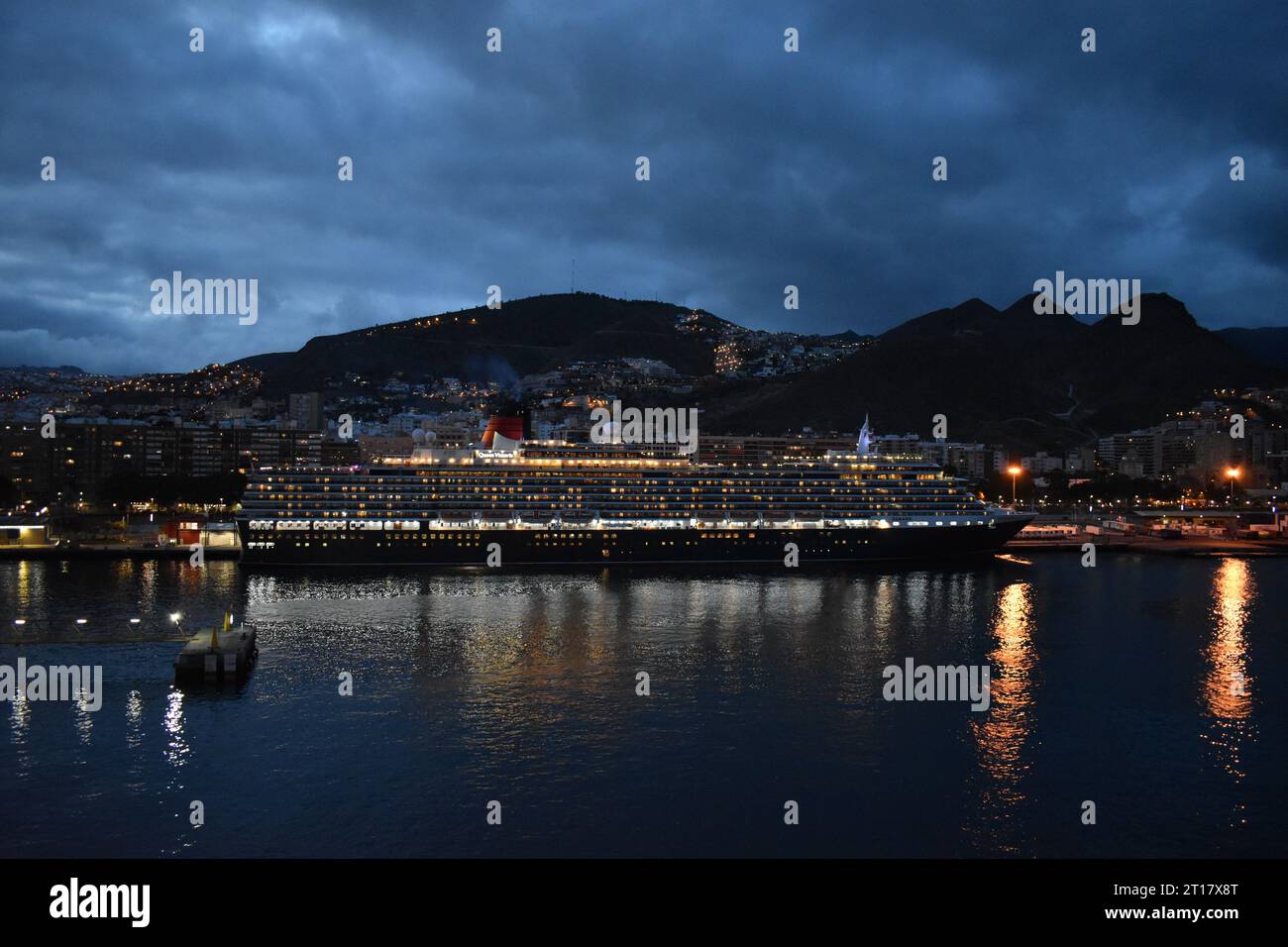 Kreuzfahrtschiff bei Nacht im Hafen Stockfoto