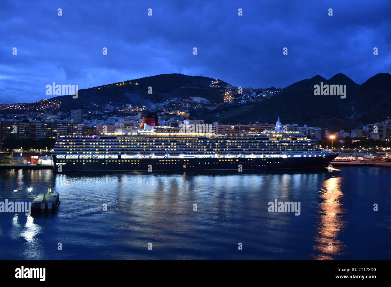 Kreuzfahrtschiff bei Nacht im Hafen Stockfoto