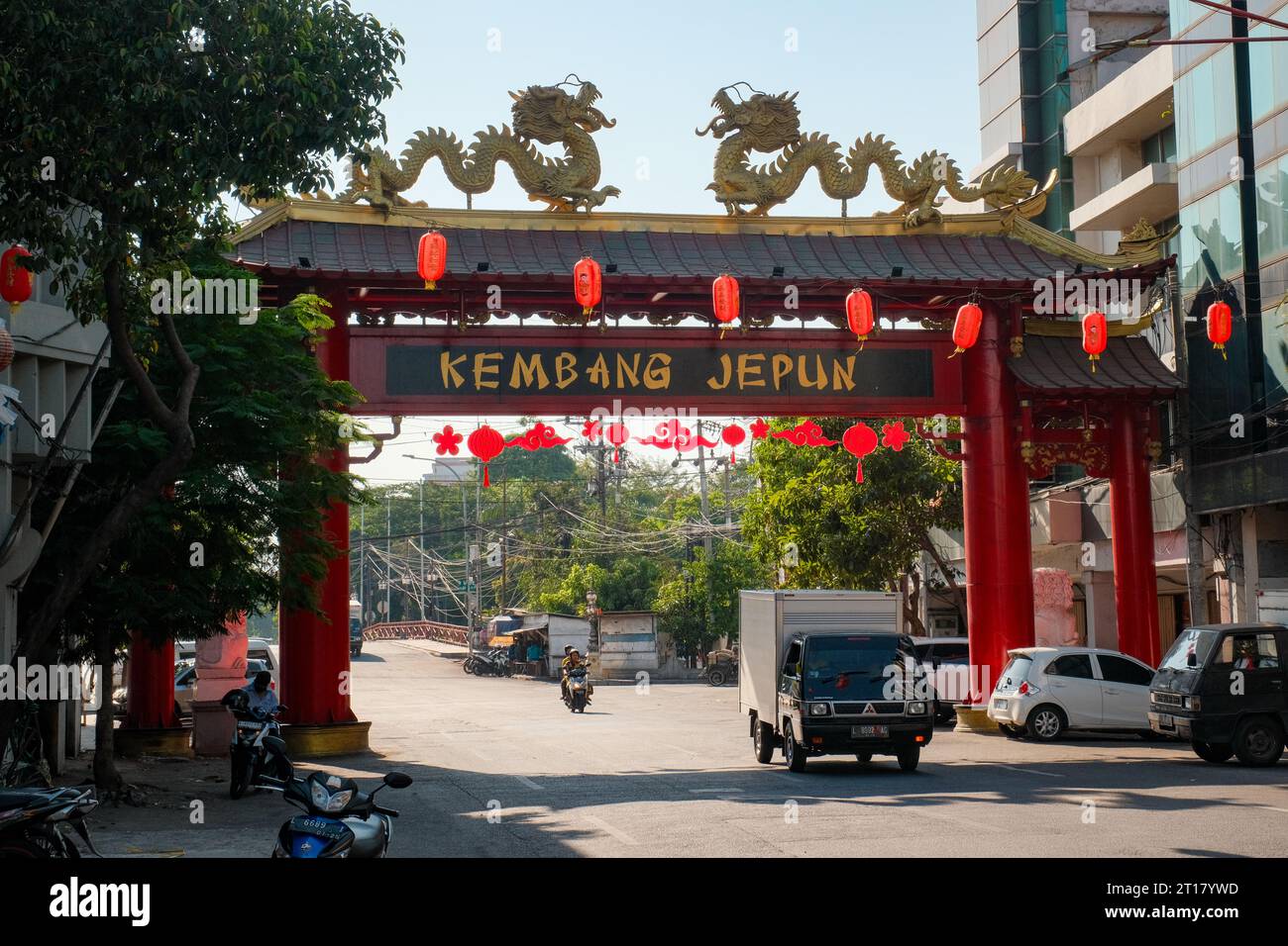 Der lebhafte Eingang von Surabaya's Chinatown, geschmückt mit kulturellen Motiven und geschäftigen Aktivitäten. Ein farbenfrohes Tor zu einem reichen Wandteppich der Tradition Stockfoto