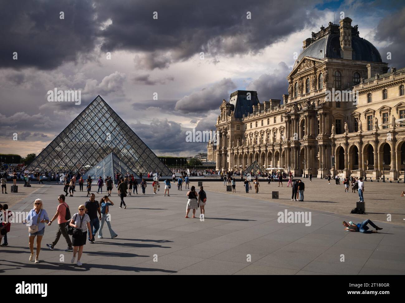Touristen im Napoleon Hof neben der Glaspyramide des Louvre und dem Louvre Museum, Paris, Frankreich. Stockfoto