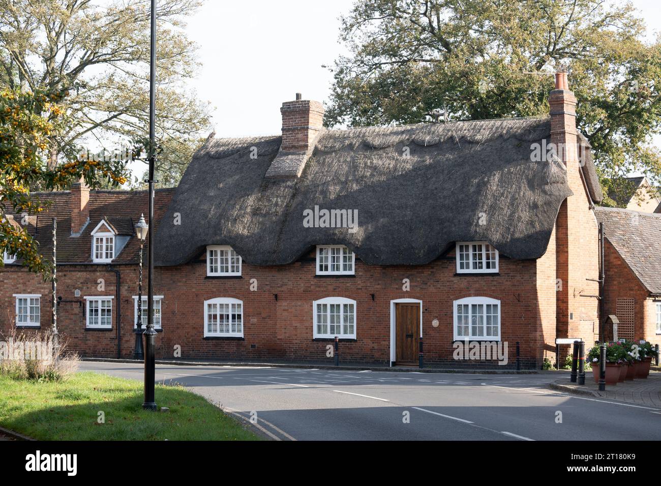 Ferienhäuser in Dunchurch Dorf, Warwickshire, England, UK Stockfoto