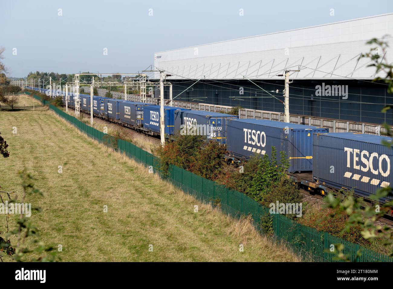 Ein Tesco-Containerzug, der DIRFT, Northamptonshire, England, UK, verlässt Stockfoto