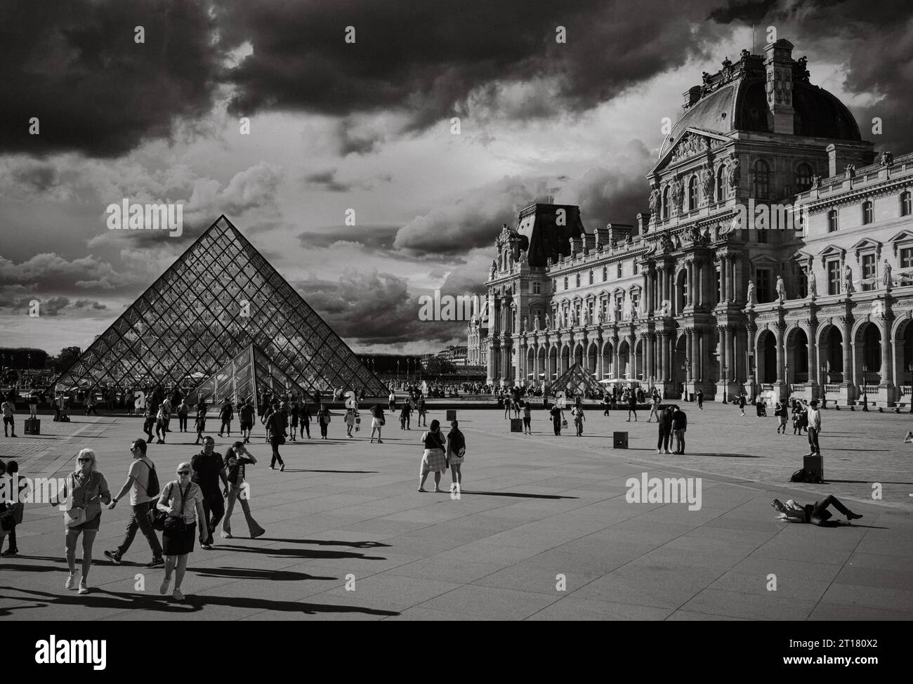 Touristen im Napoleon Hof neben der Glaspyramide des Louvre und dem Louvre Museum, Paris, Frankreich. Stockfoto
