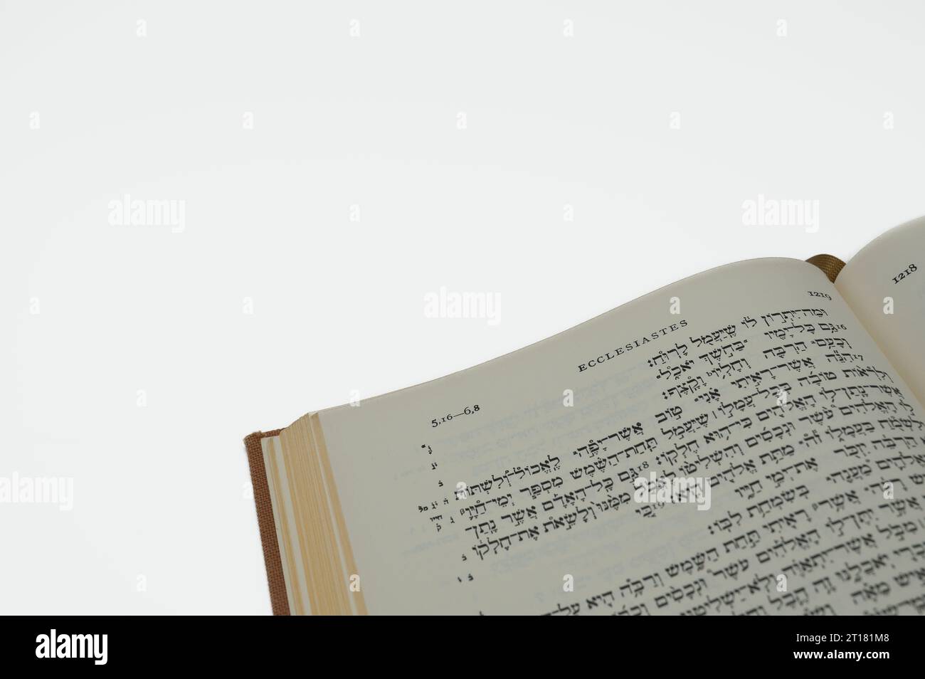 Seite des hebräischen alten Testaments das Buch der Kirchengelehrten isoliert auf weiß Stockfoto