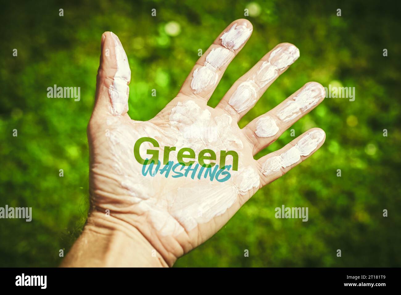 FOTOMONTAGE, Schriftzug Greenwashing auf einer Hand mit Seife Stockfoto