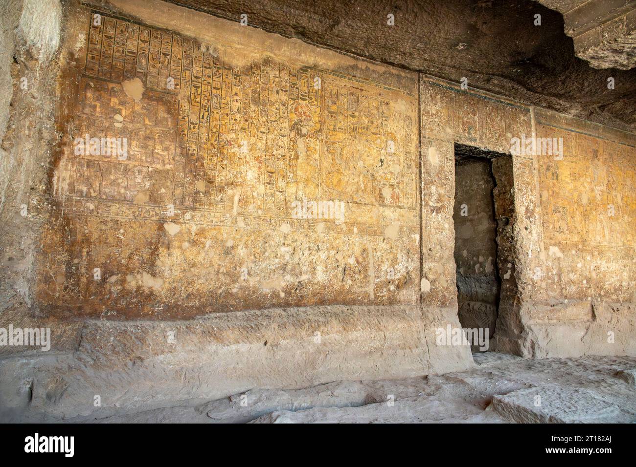 Die in Felsen gehauene Kapelle der Königin Hatschepsut „Speos Artemidos“, bekannt als Stabl Antar, Mittelägypten. Stockfoto