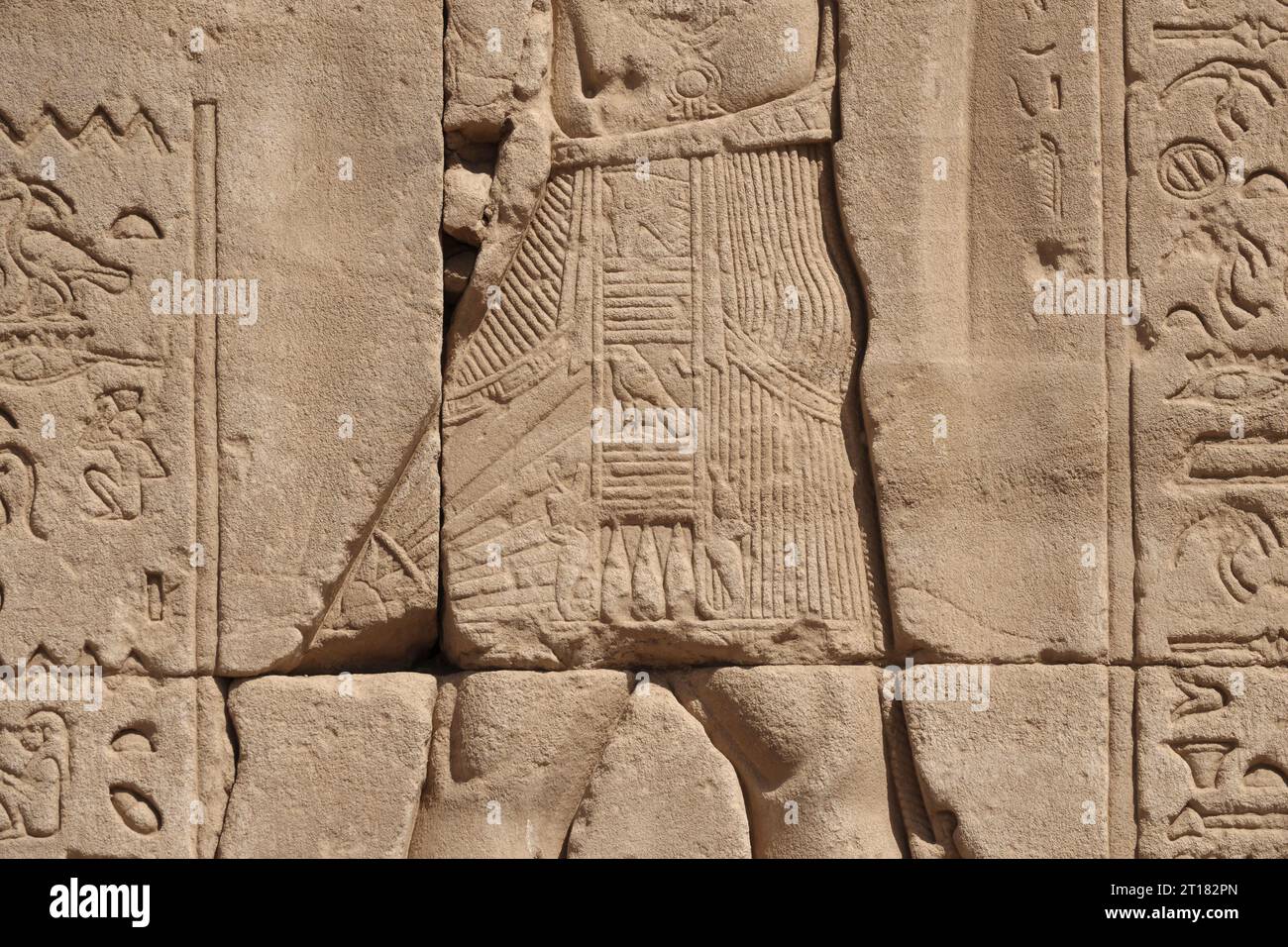 Nahaufnahme von Hilfsarbeiten an Blöcken am Dendera-Tempel in der Nähe von Qena, Ägypten Stockfoto