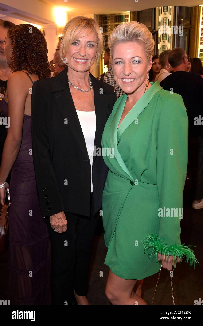 Dagmar Wöhrl und Alexandra Hofmann bei der Weltpremiere der Falling in Love Grand Show 2023 im Friedrichstadt-Palast. Berlin, 11.10.2023 *** Dagmar Wöhrl und Alexandra Hofmann bei der Uraufführung der Falling in Love Grand Show 2023 im Friedrichstadt Palast Berlin, 11 10 2023 Foto:XF.xKernx/xFuturexImagex Falling 3354 Credit: Imago/Alamy Live News Stockfoto