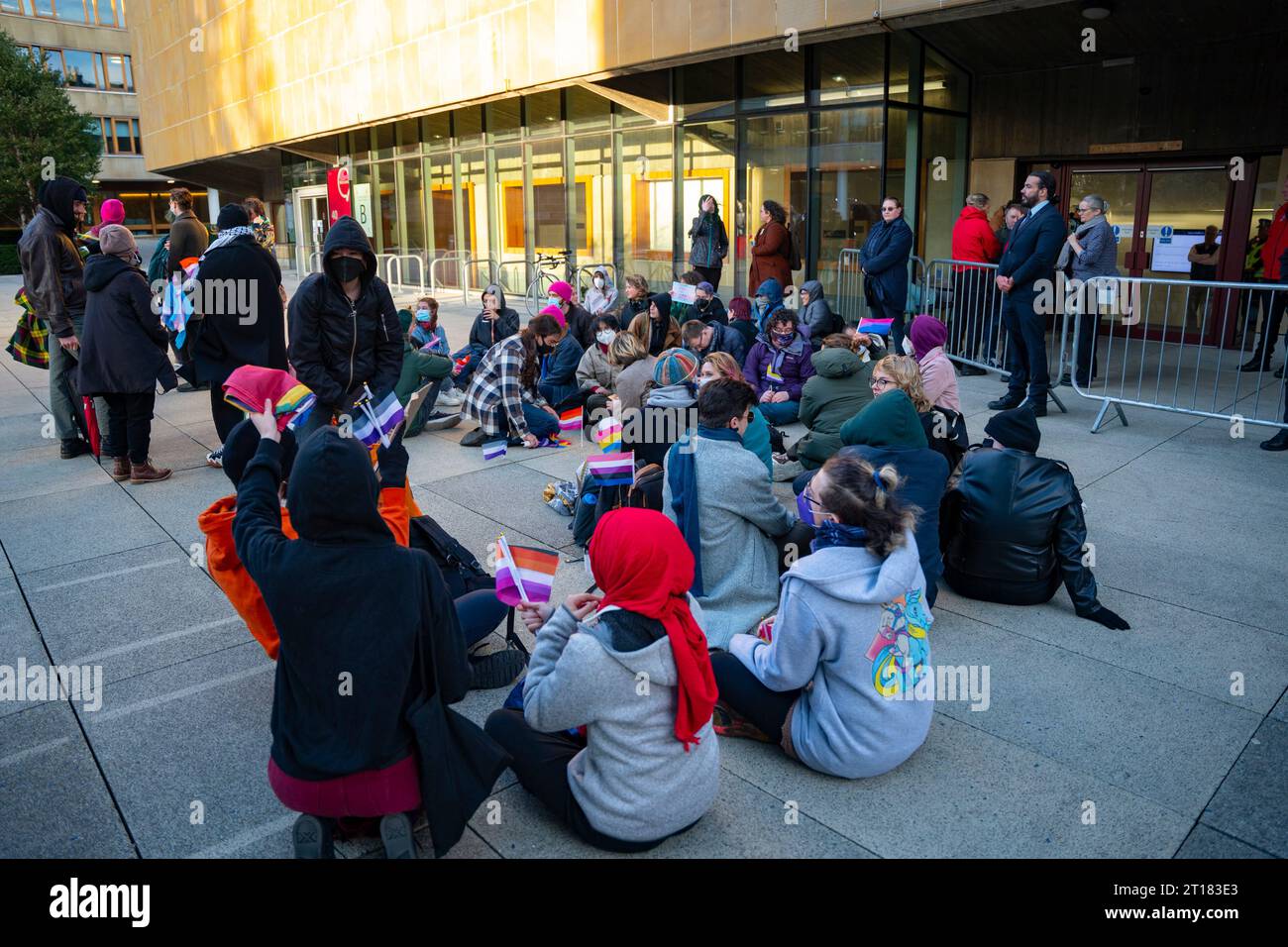 Edinburgh 11. Oktober 2023. Pro Trans demonstriert die Bühne und versucht, Ticketbesitzer zu verhindern, dass sie den Veranstaltungsort an der Edinburgh University betreten Stockfoto