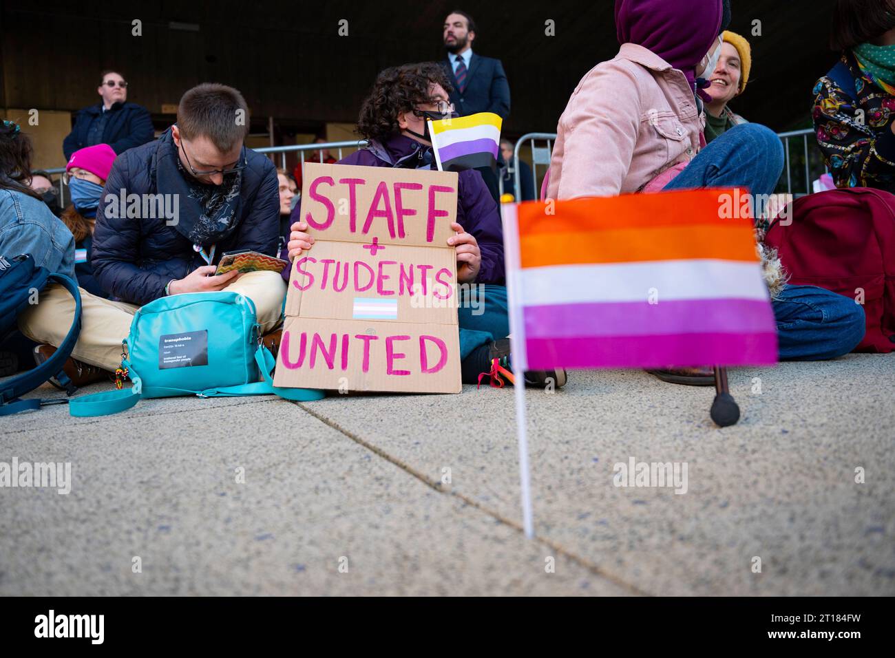 Edinburgh 11. Oktober 2023. Pro Trans demonstriert die Bühne und versucht, Ticketbesitzer zu verhindern, dass sie den Veranstaltungsort an der Edinburgh University betreten Stockfoto