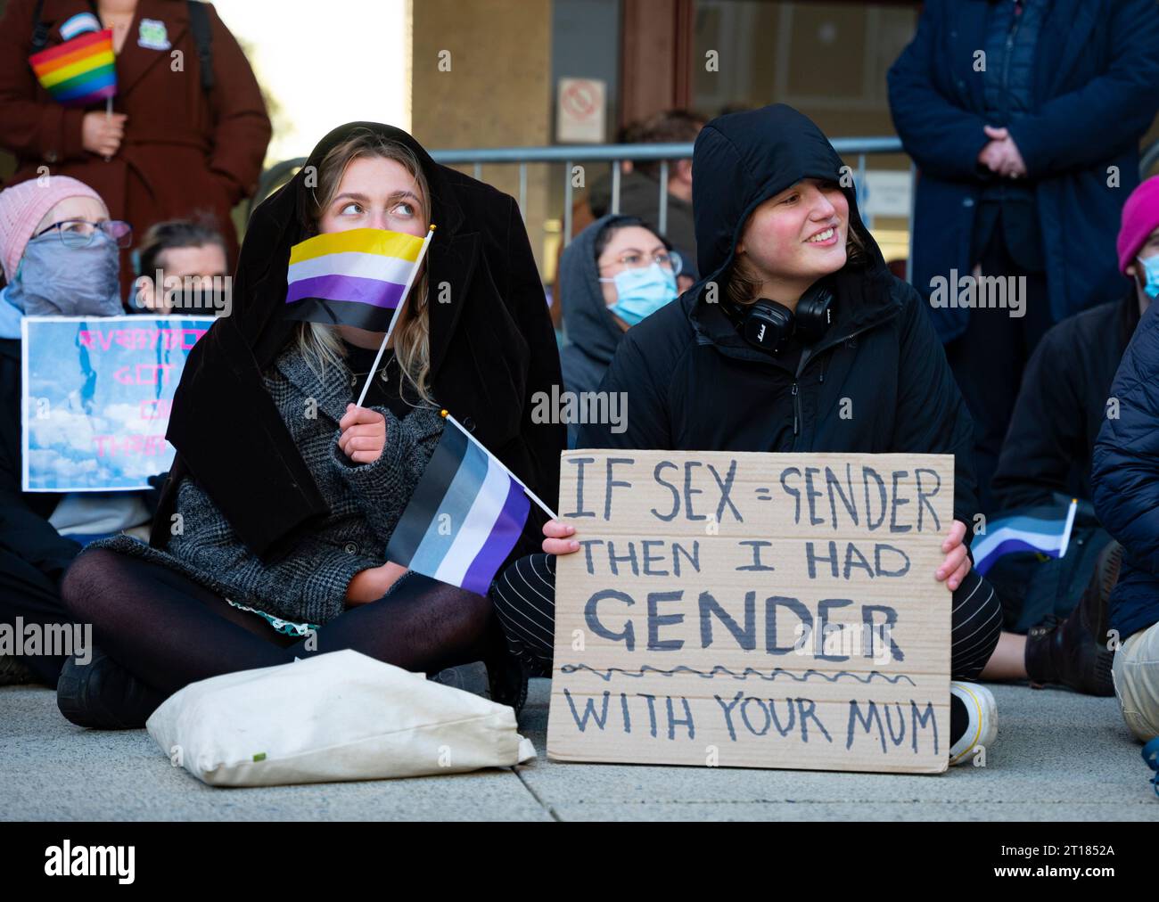 Edinburgh 11. Oktober 2023. Pro Trans demonstriert die Bühne und versucht, Ticketbesitzer zu verhindern, dass sie den Veranstaltungsort an der Edinburgh University betreten Stockfoto
