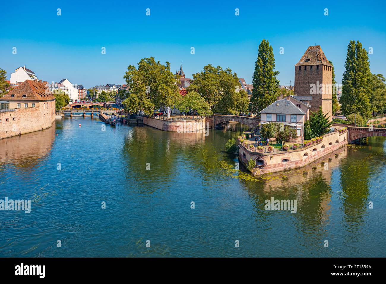 STRASBOURG, GRAND EST, FRANKREICH - CA. AUGUST 2023: Ponts Couverts und Barrage Vauban von Straßburg in Frankreich. Stockfoto